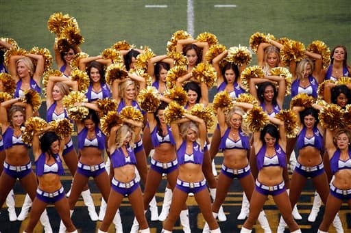 Por fin las bellezas del emparrillado están de vuelta. Checa las mejores tomas de las Vikings en el juego del Salón de la Fama que abrió la pretemporada.