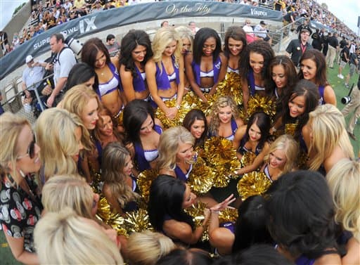 Por fin las bellezas del emparrillado están de vuelta. Checa las mejores tomas de las Vikings en el juego del Salón de la Fama que abrió la pretemporada.