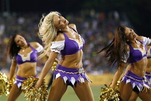 Por fin las bellezas del emparrillado están de vuelta. Checa las mejores tomas de las Vikings en el juego del Salón de la Fama que abrió la pretemporada.