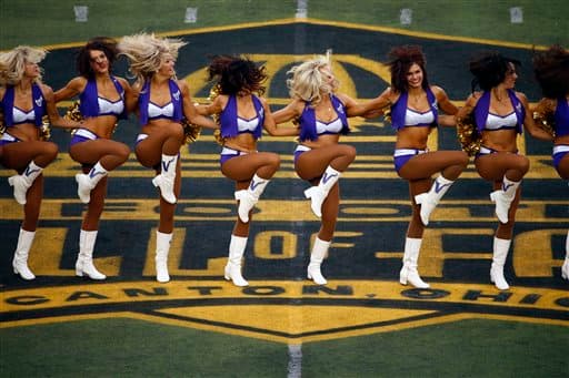 Por fin las bellezas del emparrillado están de vuelta. Checa las mejores tomas de las Vikings en el juego del Salón de la Fama que abrió la pretemporada.