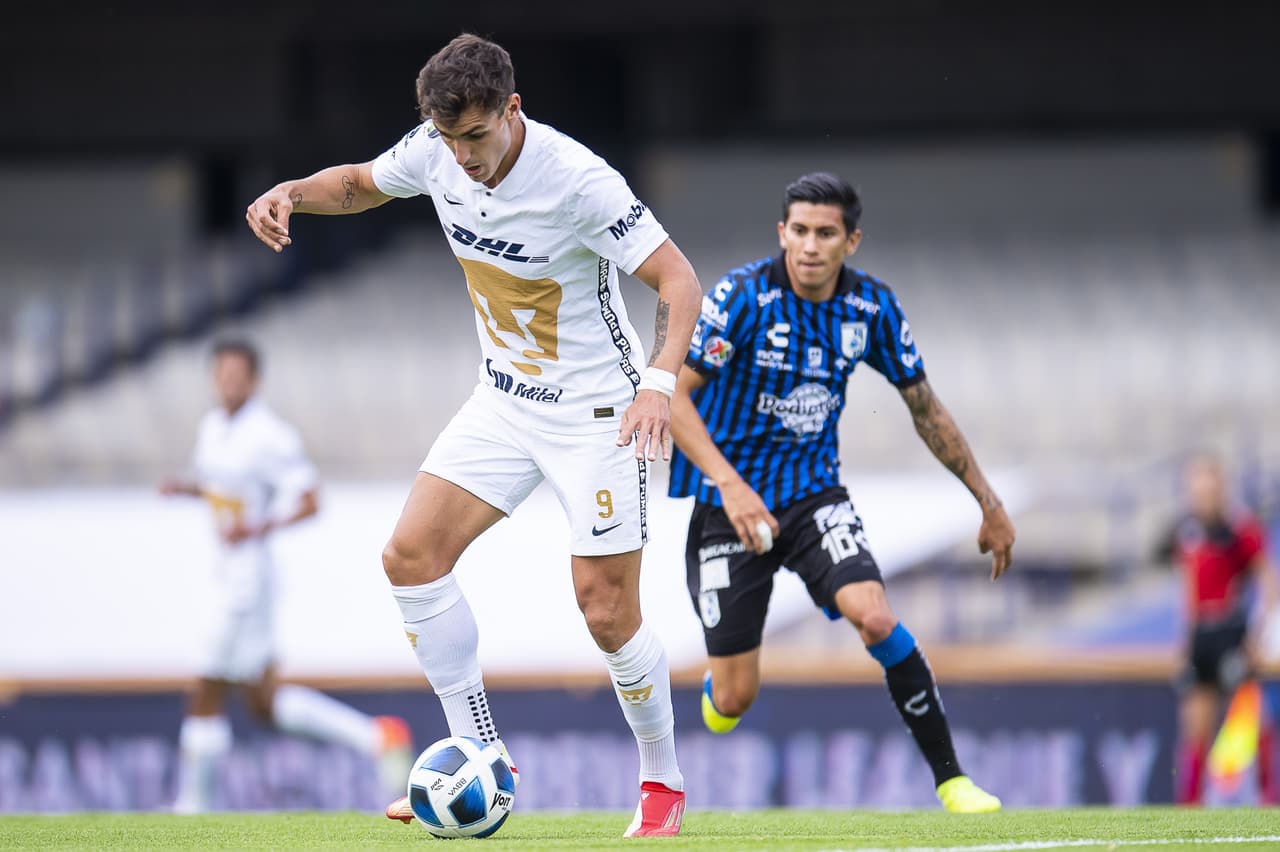 Pumas y Querétaro terminan el encuentro sin goles durante la cuarta Jornada del torneo Apertura Grita México 2021. La escuadra universitaria se quedó con 10 hombres al minuto 89' tras la expulsión de Fabio Álvarez por una patada. Los universitarios se enfrentarán ante Necaxa y los 'gallos blancos' ante Tigres en la próxima jornada.