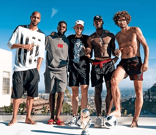 El segundo de izquierda a derecha, el defensa Umiti, bien acompañado por Nzonzi, Pogba e incluso un colado, el belga Marouane Fellaini.