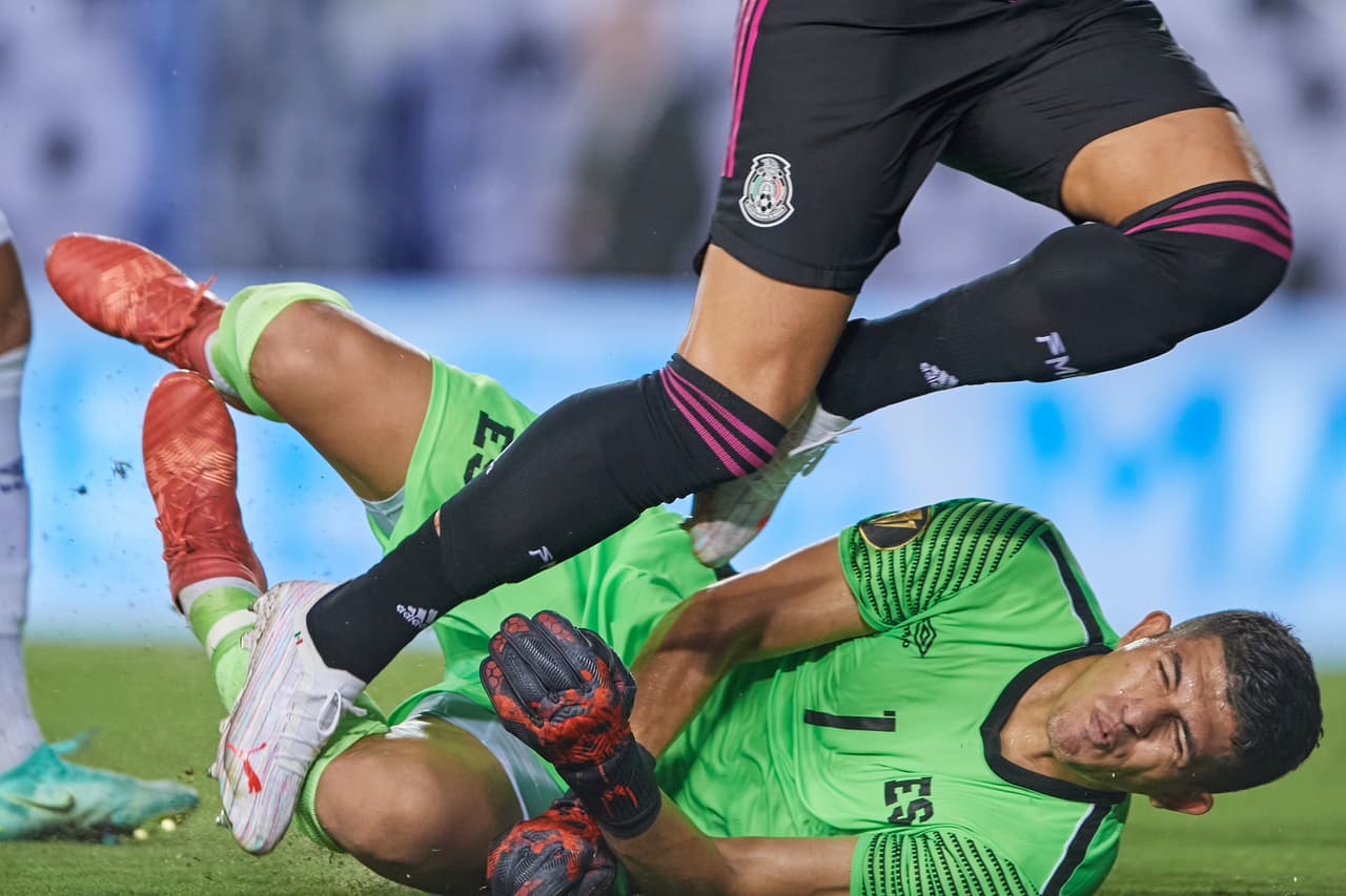 Se marcó un penal por falta del arquero sobre Funes Mori, pero el abdanderado echó para abajo la decisión al señalar fuera de lugar.