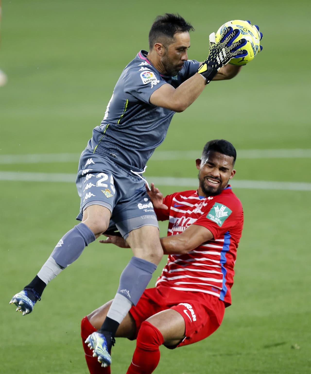 Con doblete de Borja Iglesias, el Real Betis consigue victoria sobre Granada 2-1 en la Jornada 35 de LaLiga. Al minuto 71 ingresó Diego Lainez y al 89' entró de cambio And´res Guardado; los verdiblancos se acercan a puestos europeos.