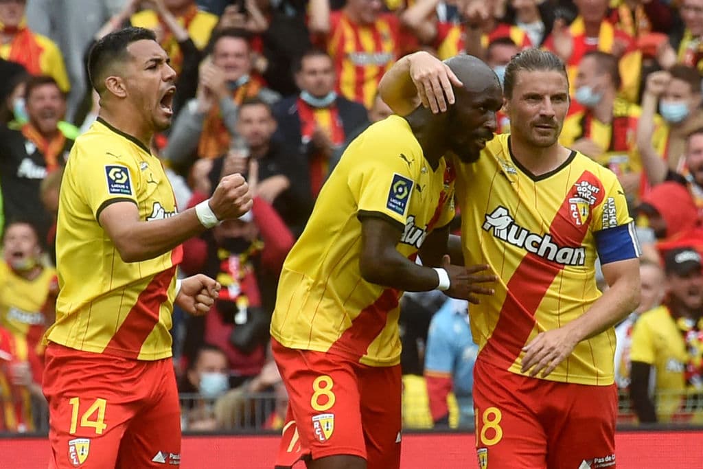 Lorient y Lens igualan marcador 2-2 en un partido muy activo durante la fecha cuatro de la Ligue 1. Las anotaciones fueron, por parte de las 'Merluzas', de Armand Laurienté y Thomas Monconduit, mientras que para Les Lensois anotó Jonathan Clauss y Seko Forfana.
