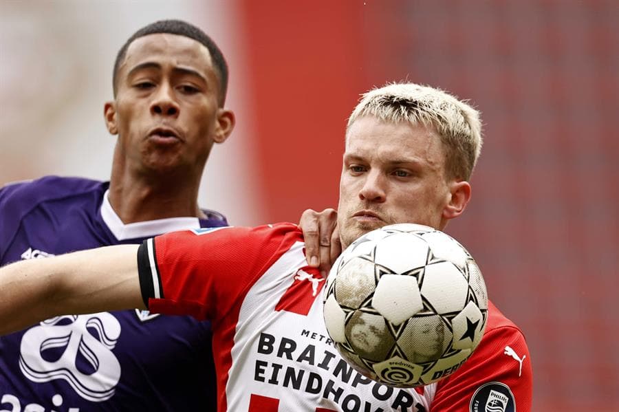 Con goles de Donyell Malen, Denzel Dumfries y Mohammed Ihattaren, el PSV se impone 3-0 ante el Heracles Almelo, en el Estadio Phillips, durante la Jornada 28 en la Eredivisie. El mexicano Erick Gutiérrez, a pesar de ser convocado, no tuvo minutos durante el encuentro.