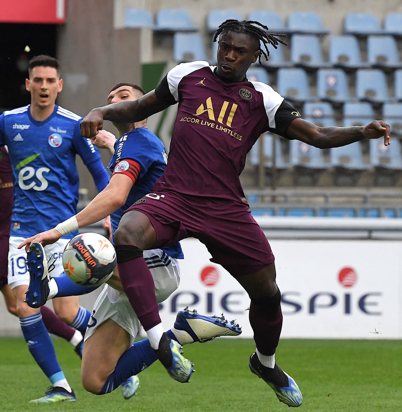 El PSG goleó al Strasbourg, pero tiene tres puntos menos que el líder de Francia, el Lille.