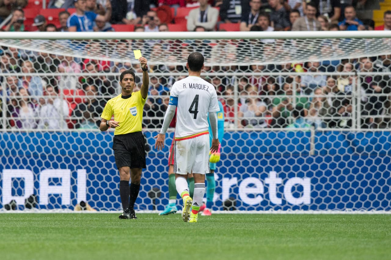 El árbitro asiático, luego de observar la jugada en video, amonestó a Rafael Márquez y sentenció la falta contra el 'Tri'.