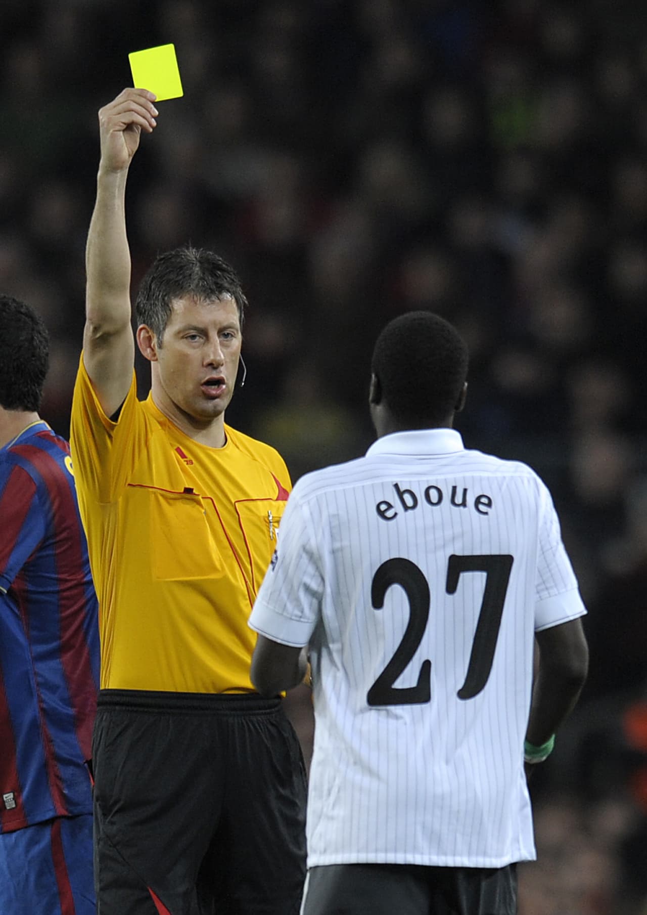 El árbitro del partido fue el alemán Wolfgand Stark. El colegiado no pasó mayores apuros, pues solo mostró tres cartulinas preventivas al equipo inglés (Denilson 31’ y Rosicky 44’ y Eboué 67’).