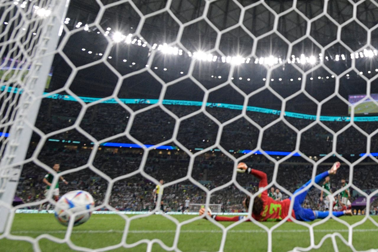 La Selección de Argentina sacó los tres puntos tres vencer a México por dos goles contra cero con las anotaciones de Messi y Fernández en el segundo tiempo con lo que se coloca en el segundo lugar del Grupo C y México cae al sótano.