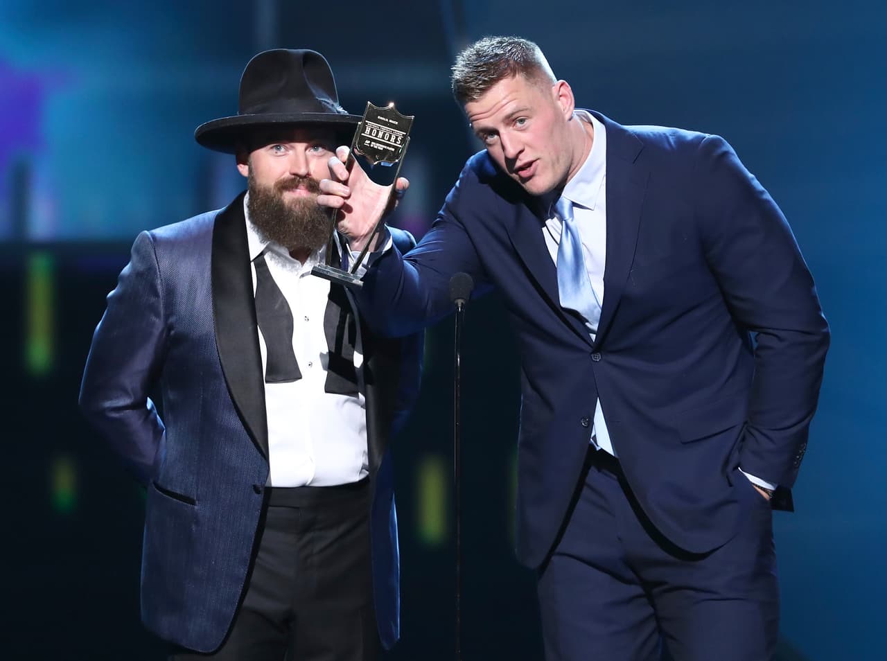 Zac Brown y J. J. Watt de los Houston Texans