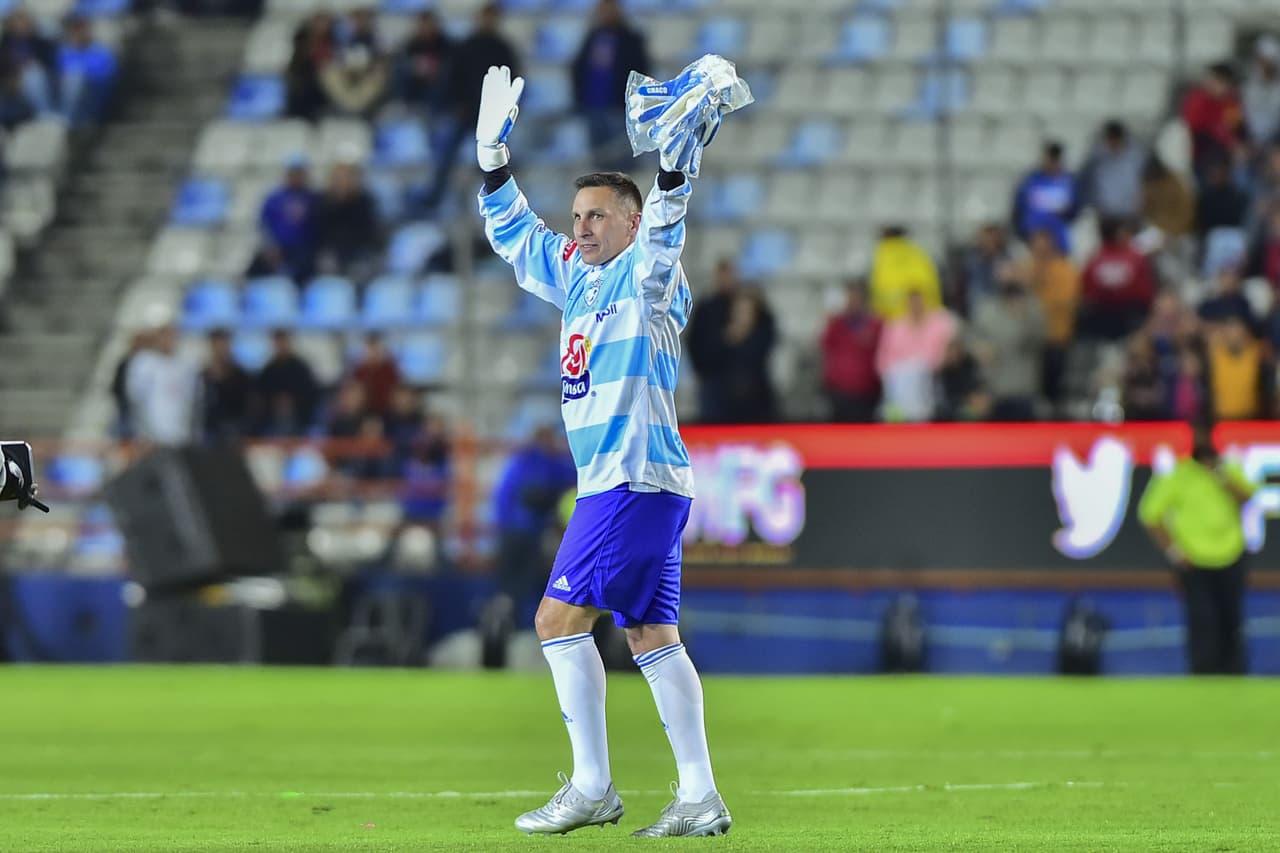 Emoción, goles, amigos, exfutbolistas, jugadores en activo y lágrimas, así se desarrolló la despedida del argentino nacionalizado mexicano.