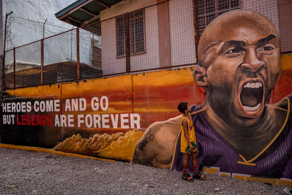 Artistas urbanos crearon una pintura gigante, en una cancha de básquetbol, con la figura de Kobe y su hija Gianna Bryant. Black Mamba era un ídolo en Filipinas.
