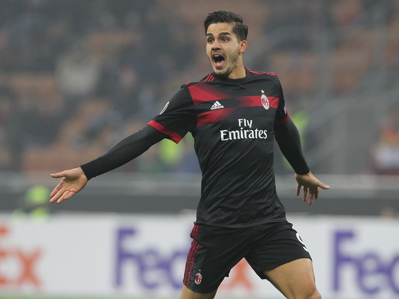 En una lucha que parece perdida en Italia, MIlán podría remar contra su mala temporada si pesca en Europa League un título aún pendiente en su palmarés.