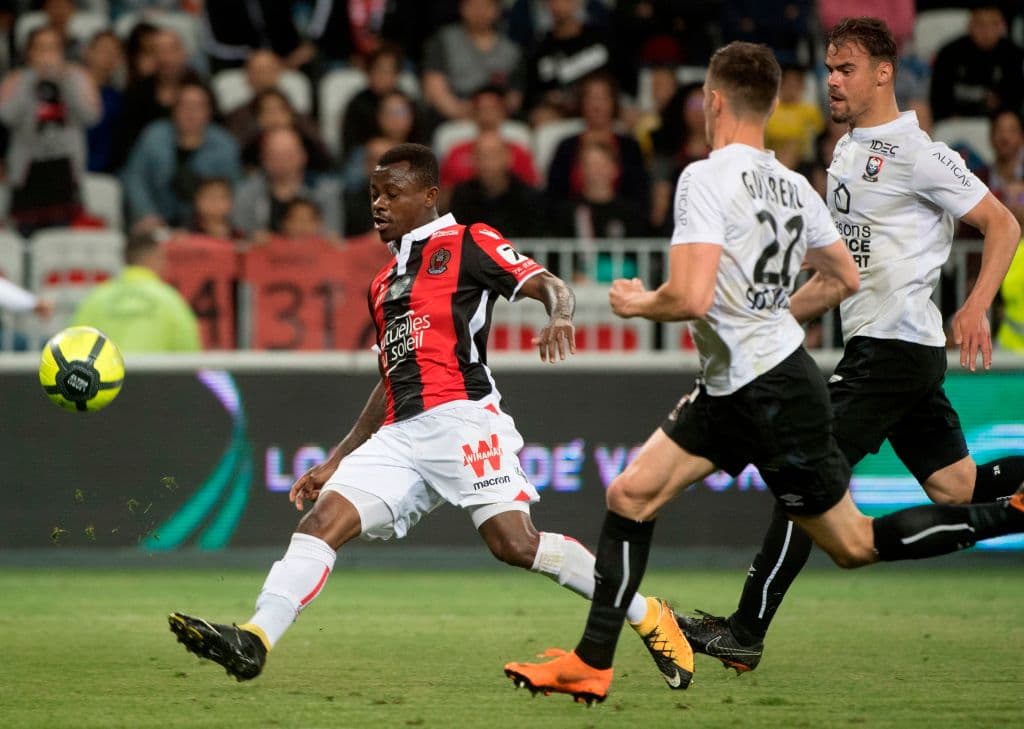 Jean Michel Seri (izq) no se ha presentado a la pretemporada que ha comenzado su club el Niza. El mediocampista marfileño, se reporta, está en el radar del Fulham, el Sevilla y e incluso el Chelsea.