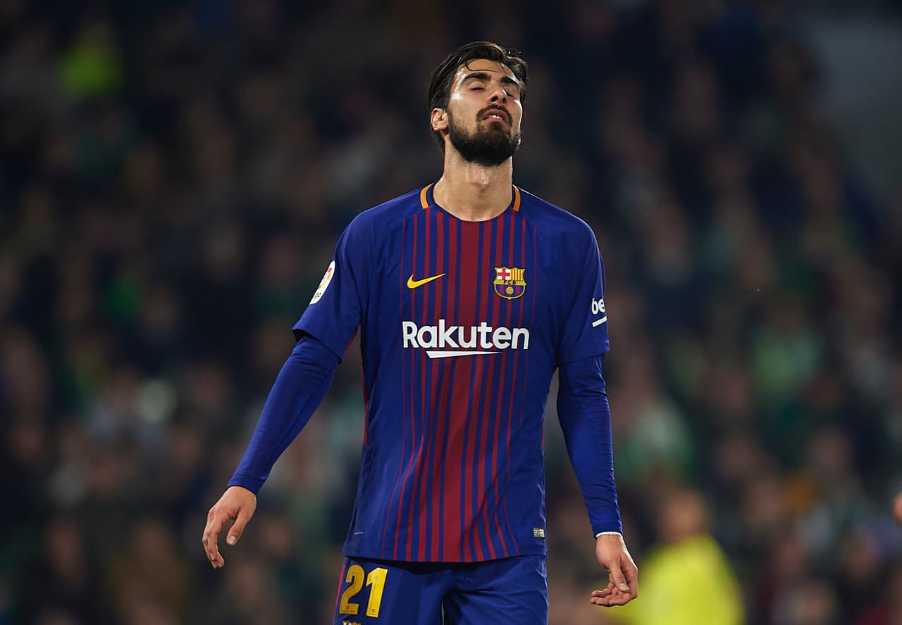 André Gomes se puso la playera del Barcelona y fue como si le cayera una maldición. Nunca pudo demostrar y llegó el punto en que la afición ya no lo soporta en el campo. El club español escucha ofertas por él para darle un nuevo aire a su carrera.
