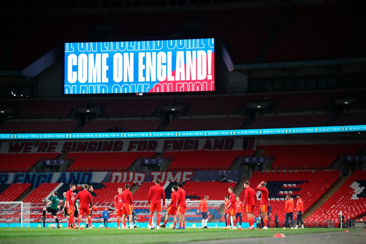 Matondo inicia fuerte, pasa la bola pero se pasa de largo