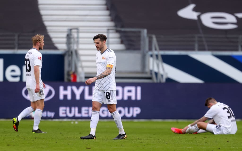 Frankfurt hizo valer su condición de local y goleó a Union Berlin 5-2. Frankfurt y Union Berlin llegaron a 47 y 38 unidades, respectivamente.