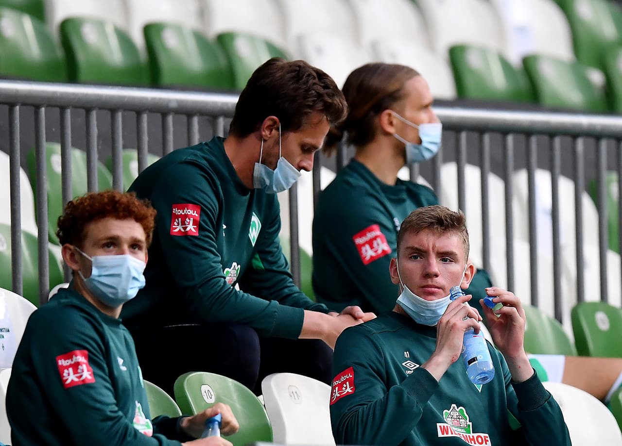 Los sustitutos del Werder Bremen no mantienen tanta distancia entre ellos, pero si usan cubrebocas.