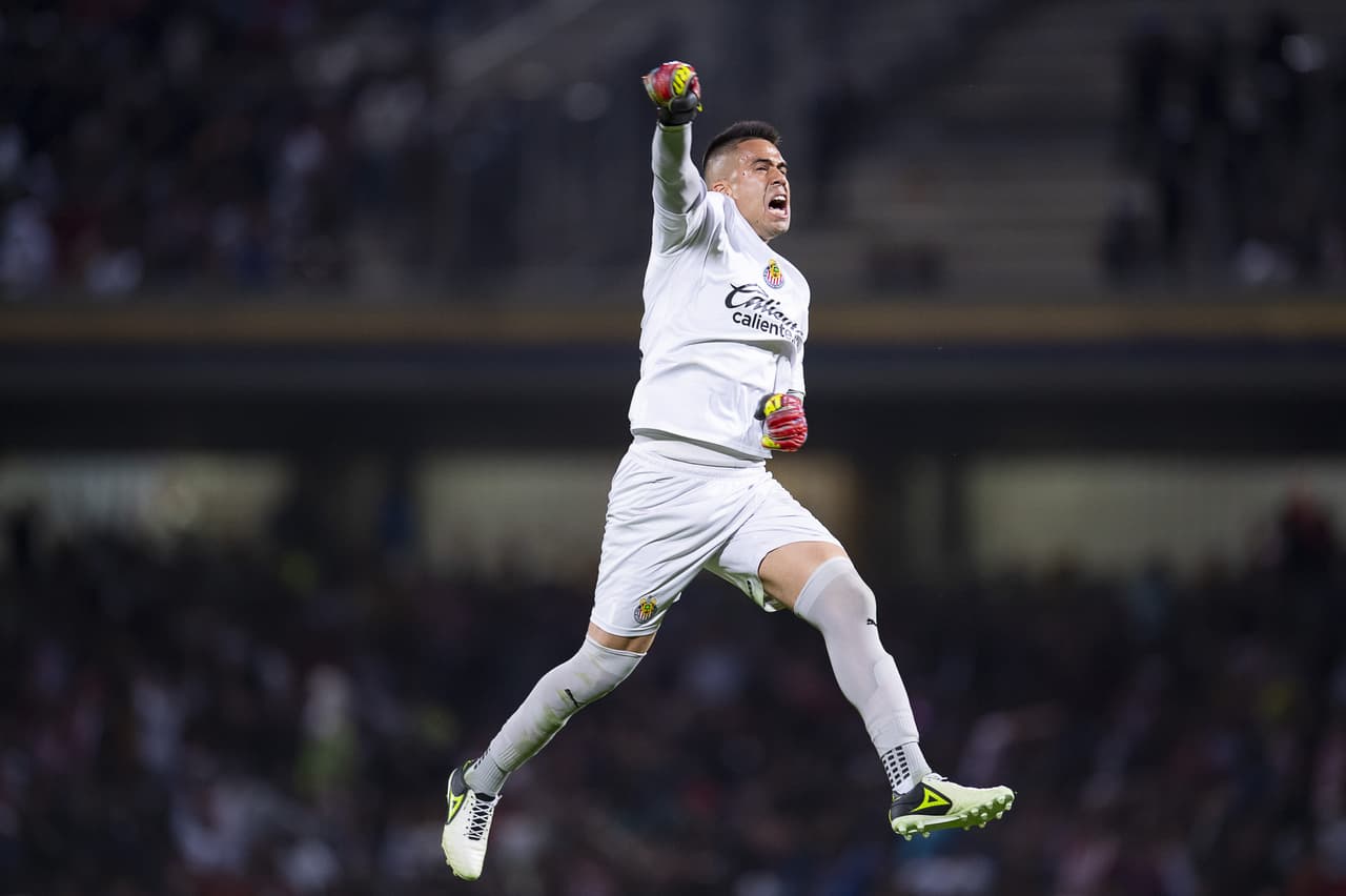 Chivas derrotó 0-2 Pumas, llegó a 15 puntos y amanecerá en tercer lugar de la tabla.