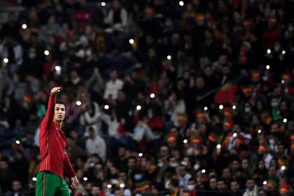 Dos goles de Bruno Fernandes, jugador del Manchester United al igual que Cristiano Ronaldo, sirvieron para que Portugal venciera 2-0 a Macedonia del Norte y sellara su clasificación al Mundial de Qatar 2022.
<br>