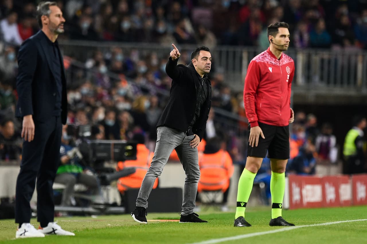Xavi Hernández finalmente dejaba el banquillo para dar indicaciones a sus muchachos, ya que no estaba satisfecho del todo.
<br>