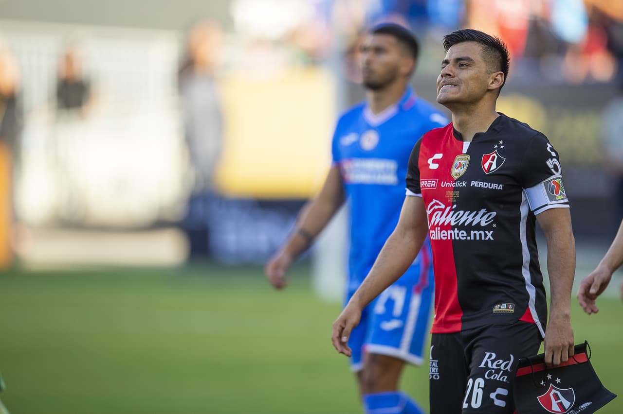 Julián Quiñones pasó de héroe a villano en cuestión de minutos, pues marcó el gol para empatar 2-2 en el tiempo reglamentario, pero voló el último cobro en los penales para darle el triunfo a Cruz Azul.