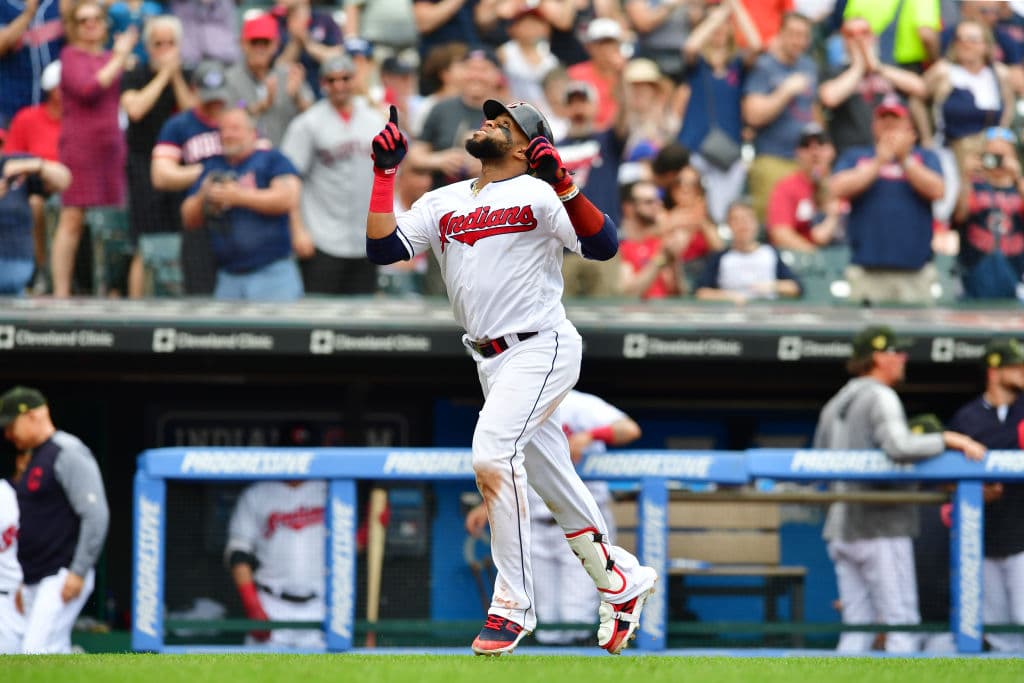 El dominicano Carlos Santana pegó un sencillo productor en el primer capítulo y posteriormente abrió el tercero con su séptimo cuadrangular de la temporada.