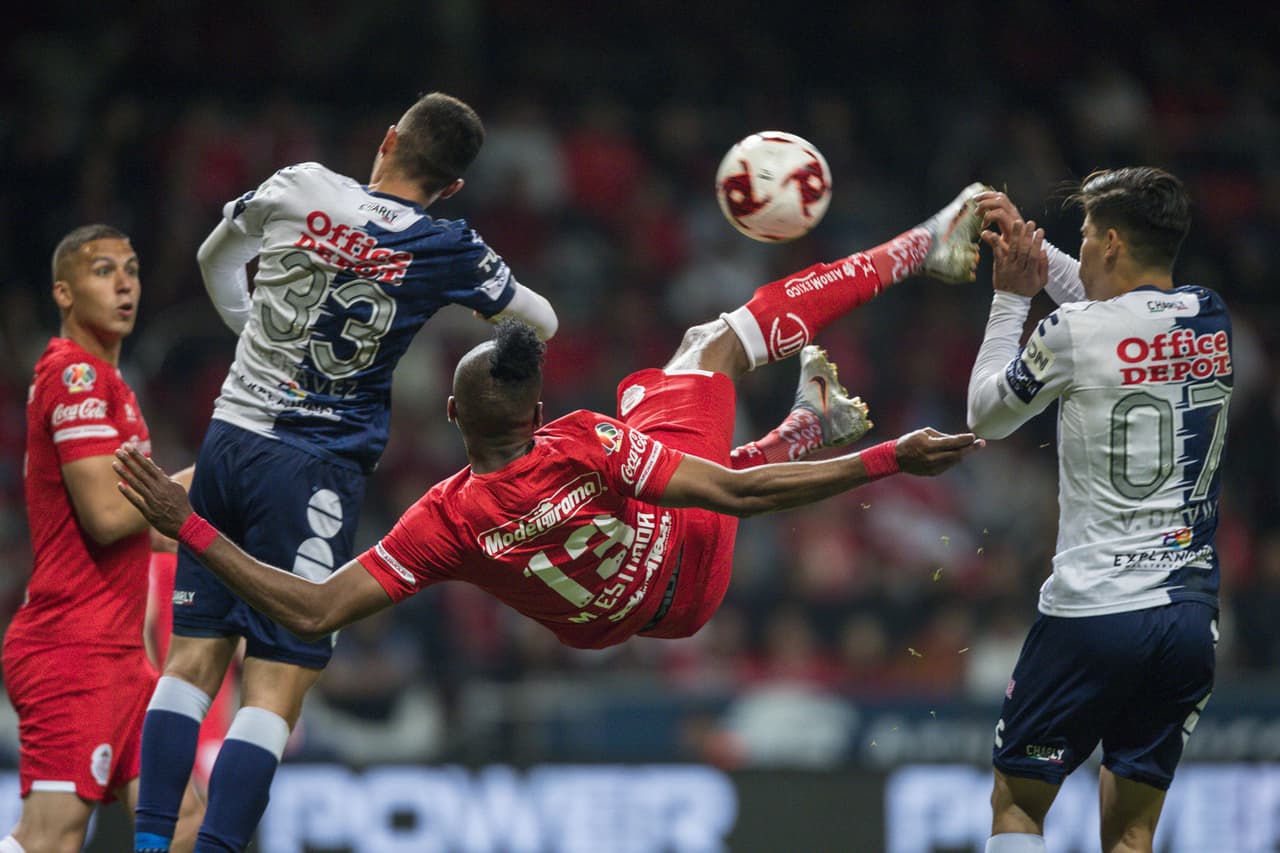 Estrada busca su gol y se avienta una tijerita, conecta pero su remate se va desviado.