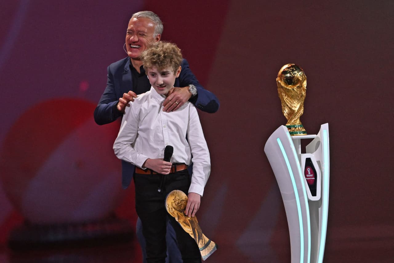 Didier Deschamps, campeón del mundo, presentando el trofeo más soñado de todo el planeta.