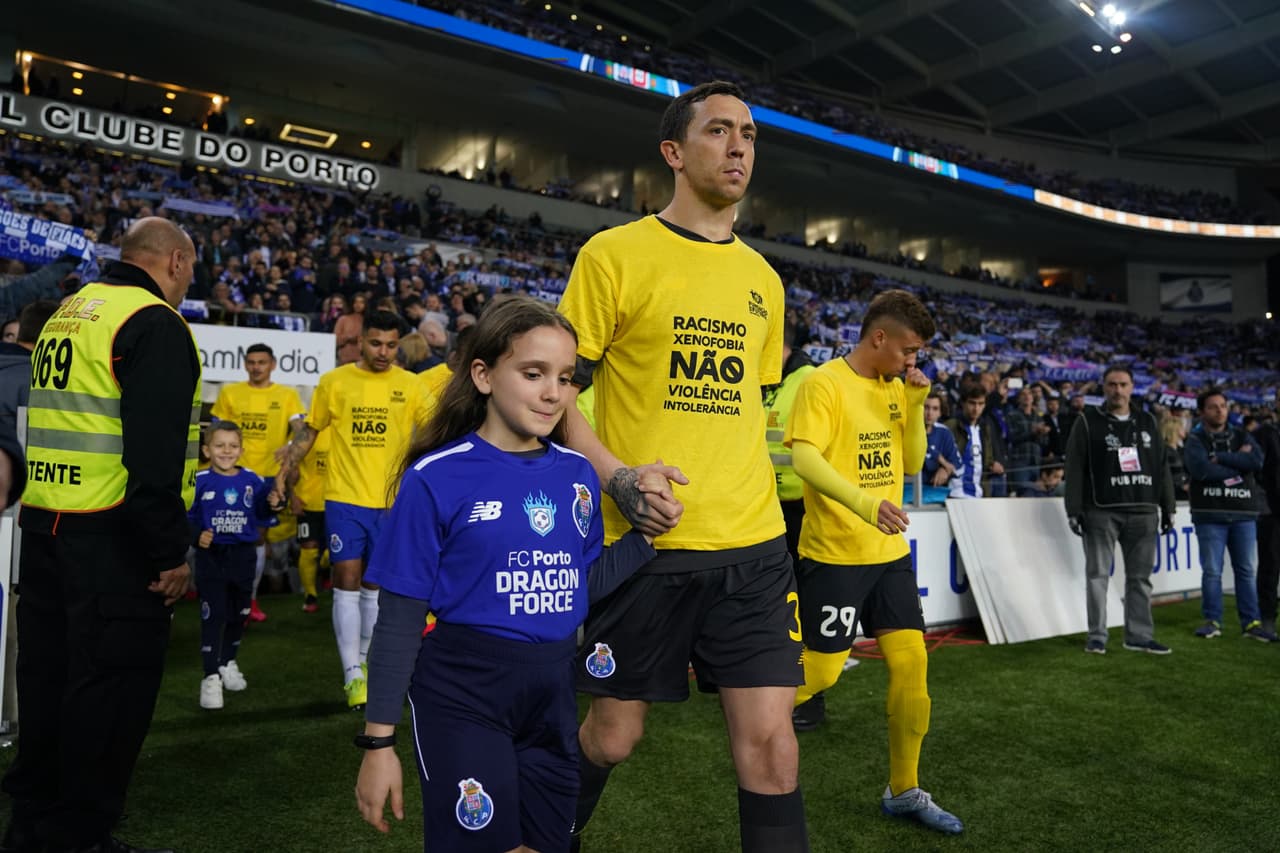 El meta del Porto, Agustín Marchesín, muestra la leyenda en la camsiseta que viste para salir a la cancha.