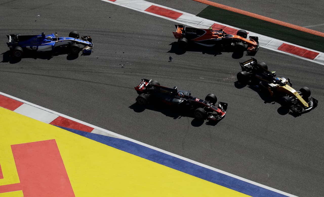 Joylon Palmer perdió el control de su Renault en una curva y chocó al Haas Ferrari de Romain Grosjean.