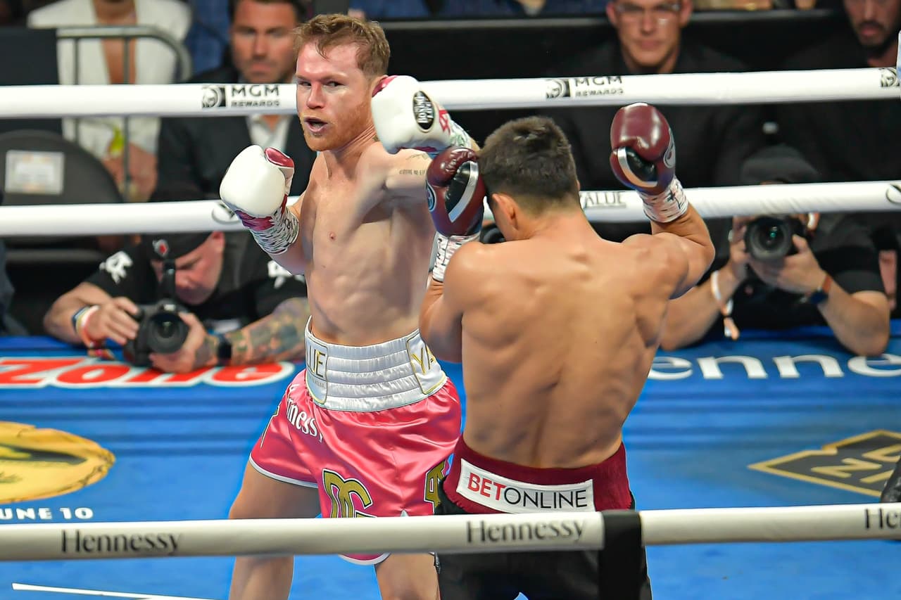 Dmitry Bivol hizo una gran pelea y dejó sin argumentos al Canelo que se apuntó su segunda derrota como profesional.