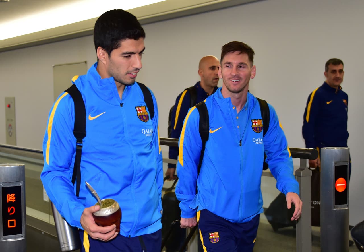 Medio millar de nipones reciben al Barça a su llegada a Japón para el Mundial de Clubes