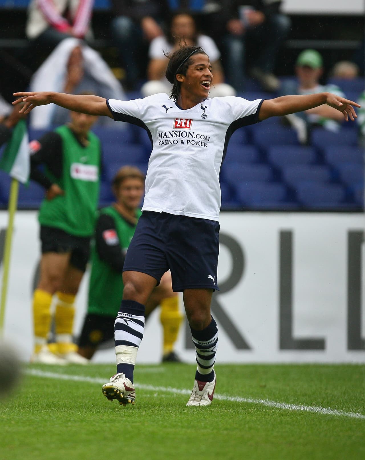 Giovani Dos Santos tuvo graves episodios de indisciplina por beber en el Tottenham. A pesar de ser fotografiado, el mexicano siempre negó todo. Su técnico en esa epoca aseguró que el jugador, que llegó al club a sus 19 años, no se comportó de manera profesional.