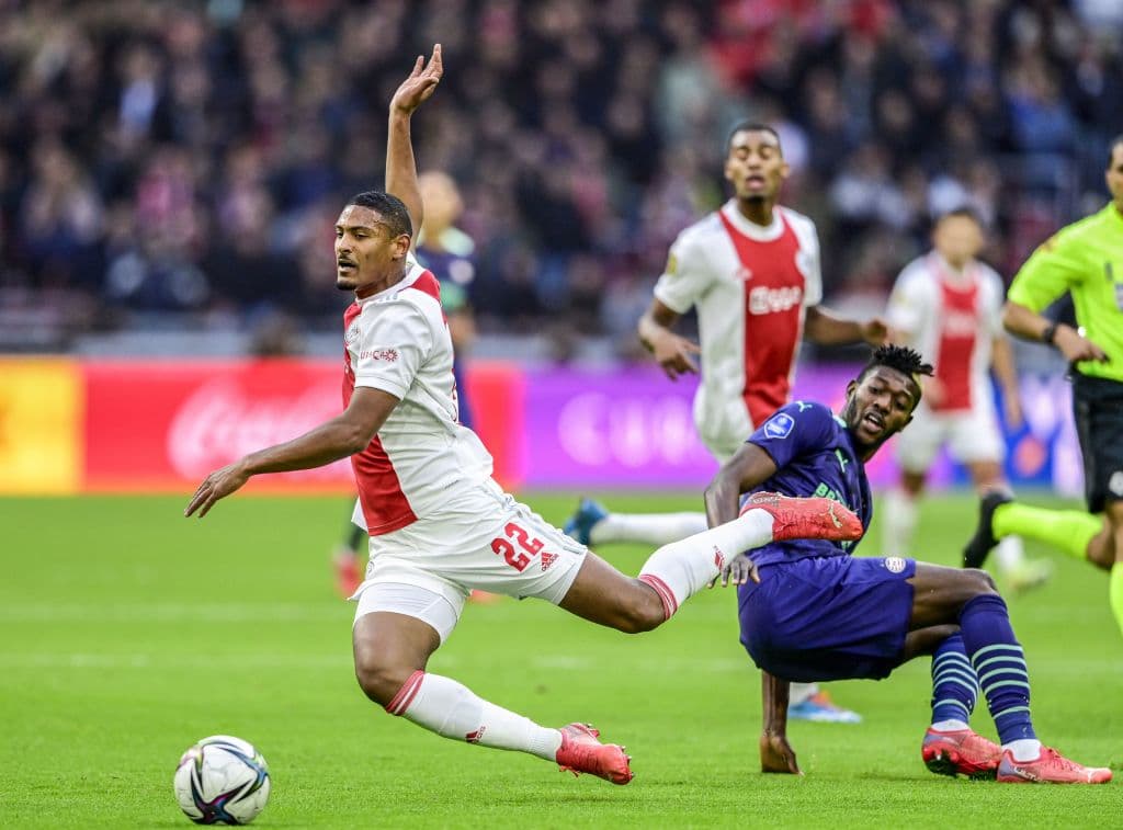 Ajax golea al PSV durante la 10ma fecha de la Eredivisie, donde los locales se impusieron ante los de Eindhoven con goliza 5-0, gracias a los tantos de Berguis (19'), Haller (56'), Anthony Dos Santos (66'), Klaassen (76') y Tadic en minutos agregados. Edson Álvarez fue titular, mientras que el 'Guti' Galaviz entro de cambio.