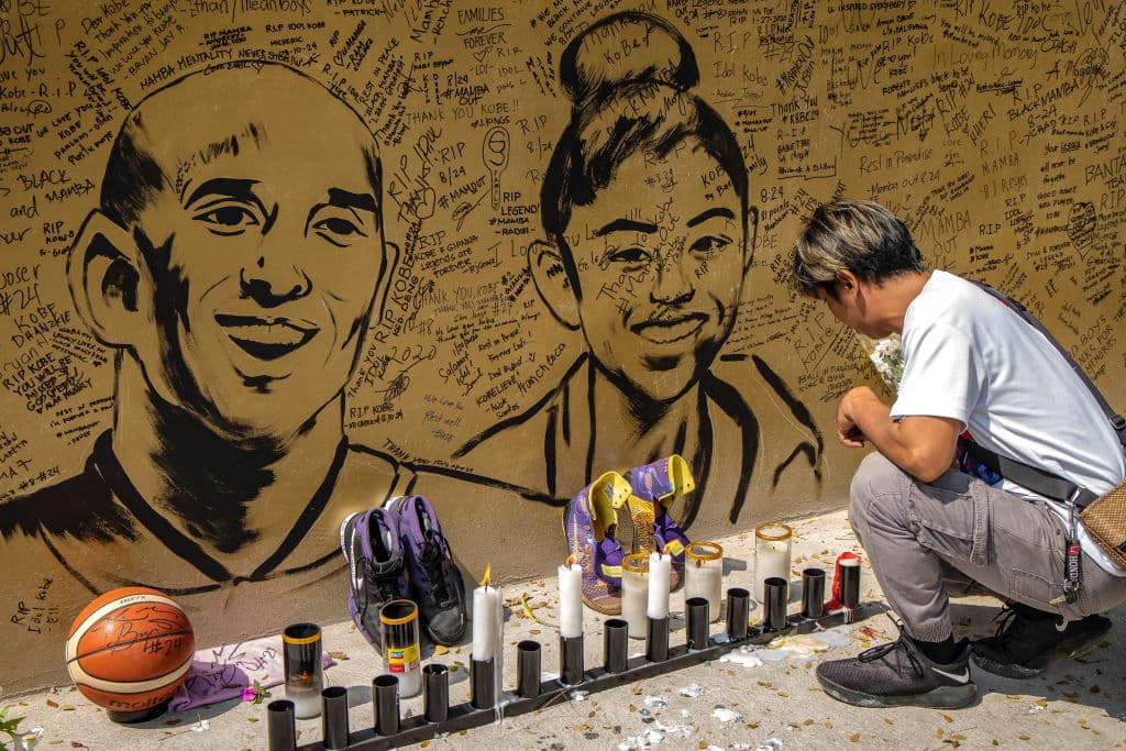 Artistas urbanos crearon una pintura gigante, en una cancha de básquetbol, con la figura de Kobe y su hija Gianna Bryant. Black Mamba era un ídolo en Filipinas.