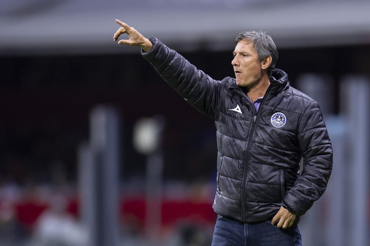 Gabriel Caballero está cada vez menos firme en su puesto.