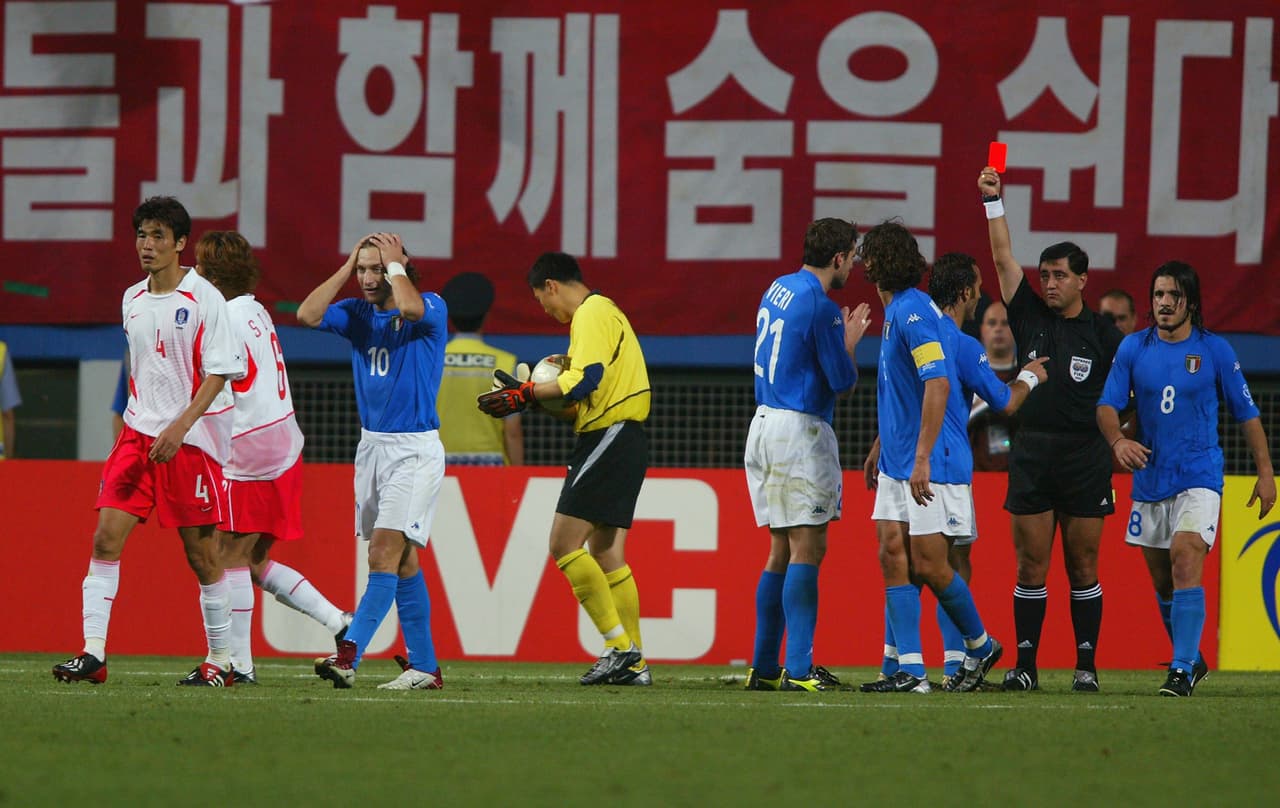 En el Mundial de Corea y Japón-2002, uno de los locales se vio favorecido por los arbitrajes durante el torneo. Corea del Sur llegó hasta semifinales luego de polémicas contra España y, en esepecial, contra Italia.