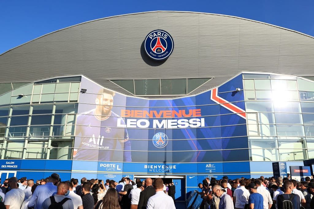 Paris Saint-Germain suma su segunda victoria en la Ligue 1 ante Estrasburgo 4-0. Mauro Icardi (3'), Kylian Mbappé (25'), Julian Draxler (27') y Pablo Sarabia (86') anotaron para el equipo local, mientras que para el Racing fueron Kevin Gameiro y Ludovic Ajorque. Previo al encuentro, el equipo parisino presentó a sus nuevos jugadores: Lionel Messi, Sergio Ramos, Gianluigi Donnaruma, Achraf Hakimi y Georginio Wijnaldum.