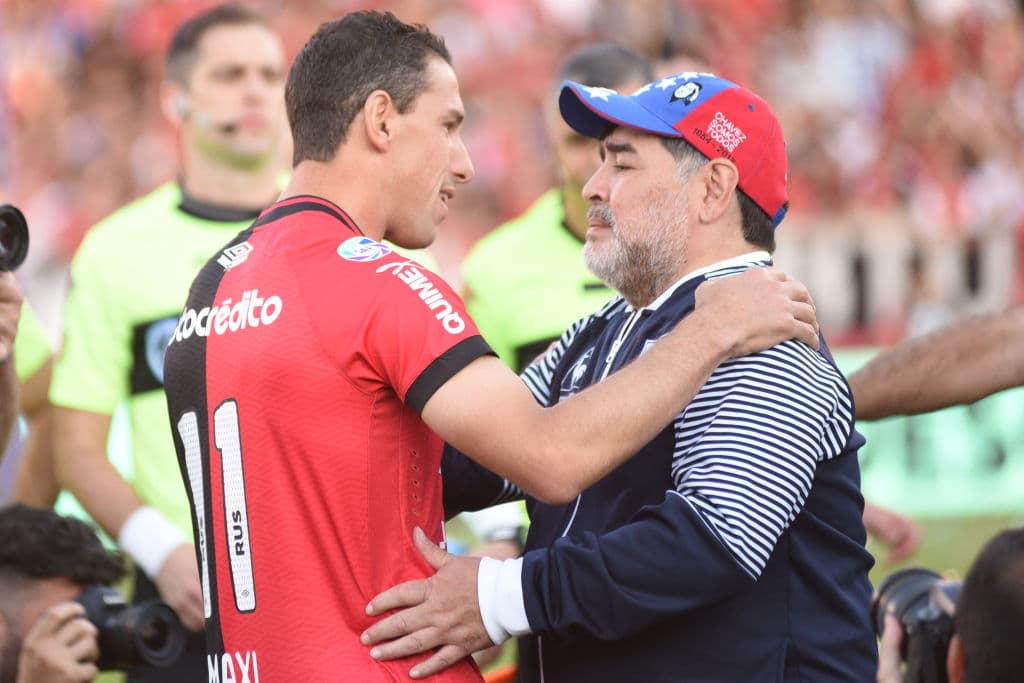 Sigue la fiebre maradoniana por el futbol argentino. En Rosario reciben como 'Dios' a Diego Armando Maradona. Gimnasia venció 0-4 a Newell's.