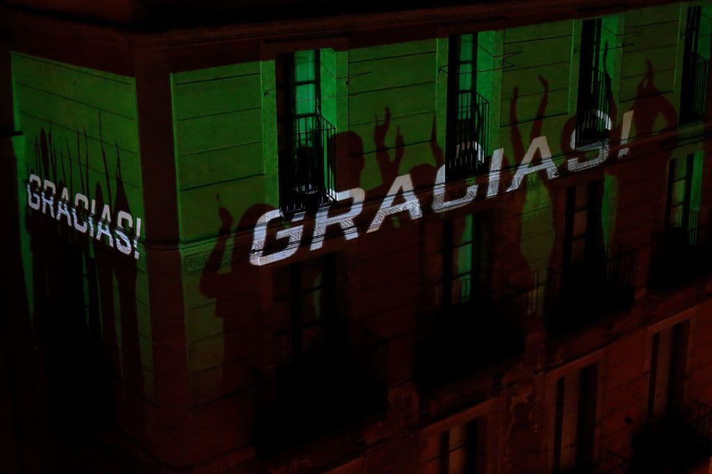 A pesar del desánimo, la gente española sale a los balcones a aplaudir, a apoyar a los policías y enfermeras, pero el agotamiento es notable.