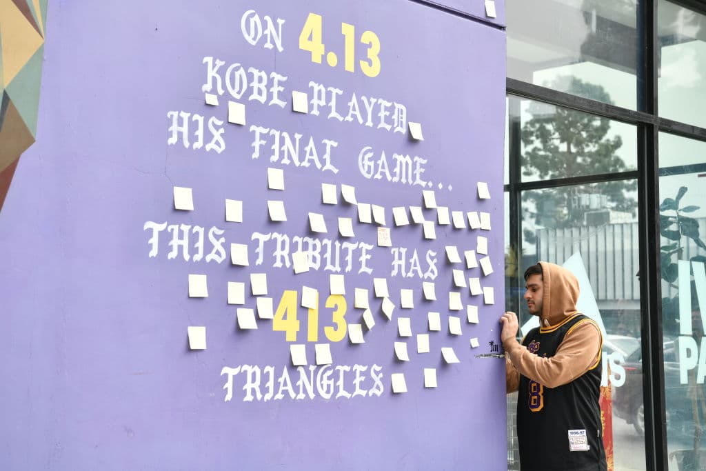 Aficionados se acercaron al Staples Center, entre lagrimas e indredulidad para dejar flores por la muerte de Kobe Bryant.
