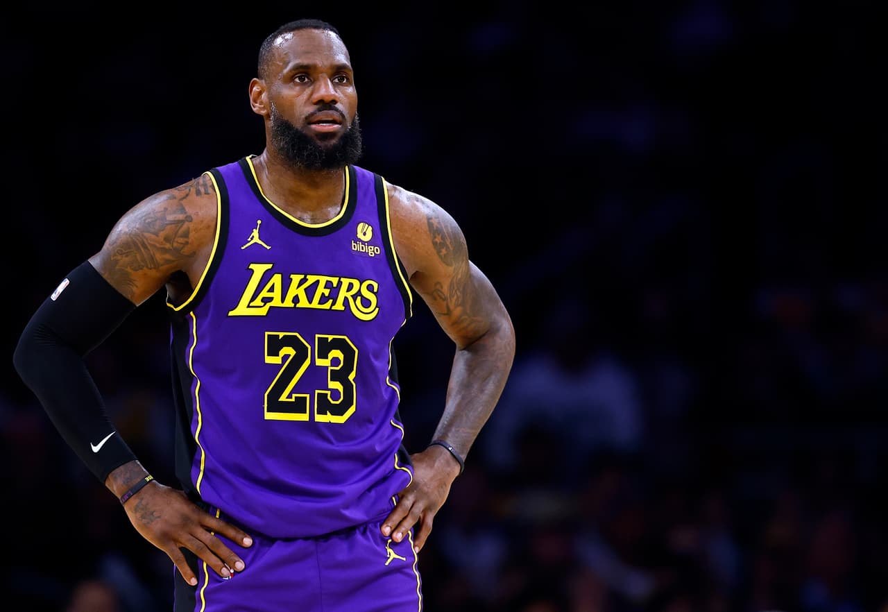 LeBron James acuerda renovación y seguirá con los Lakers