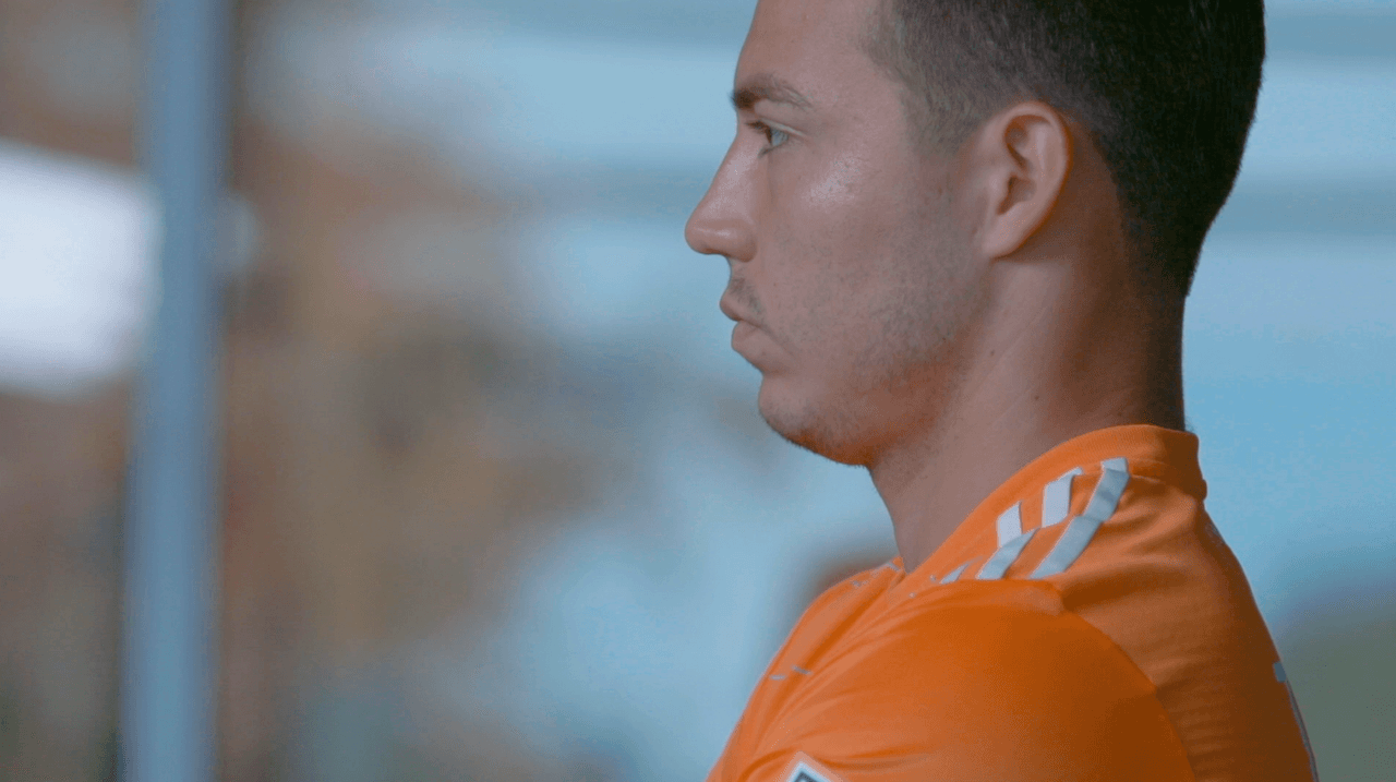 La mirada de quien ha encontrado su lugar en el mundo. Erick Torres ve hacia delante, un futuro lleno de posibilidades.