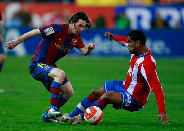 MADRID, SPAIN - MARCH 01: Lionel Messi (L) of Barcelona beats Cleber Santana of Atletico Madrid during the La Liga match between Atletico Madrid and Barcelona at the Vicente Calderon stadium on March 1, 2008 in Madrid, Spain. (Photo by Denis Doyle/Getty Images)