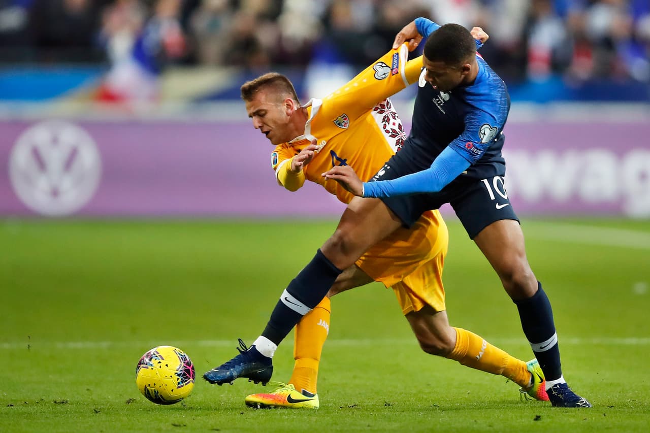 Con gol de penal de Olivier Giroud al minuto 79 Francia se impone 2-1 a Moldavia.