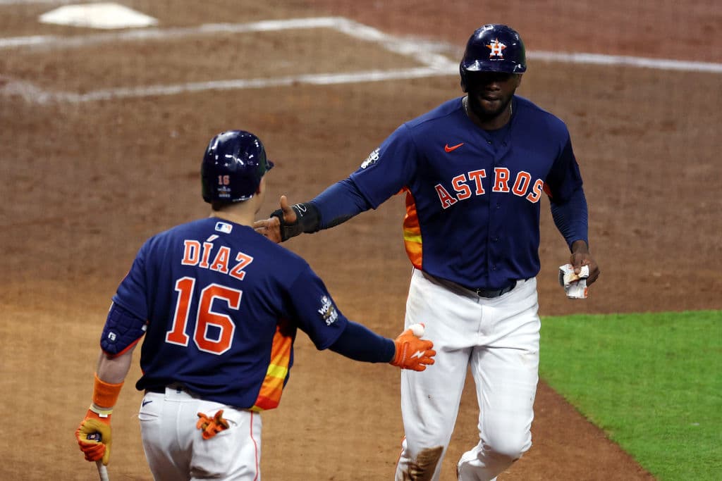 Gracias a un error, Yordan Álvarez logró amplair la diferencia en la pizarra durante el primer rollo; los Astros lideraban por 0-3 en el Minute Maid Park.