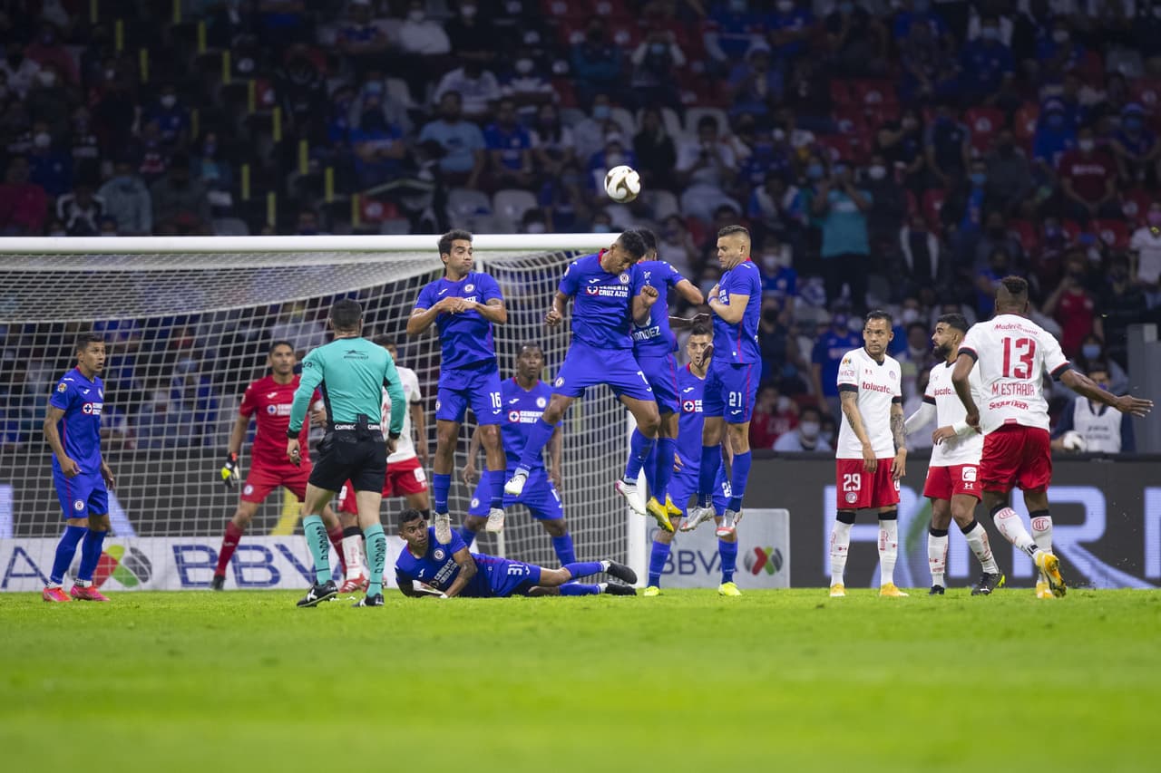Cada jugada en favor de Toluca se vivía con mucha tensión para los jugadores y afición de Cruz Azul.