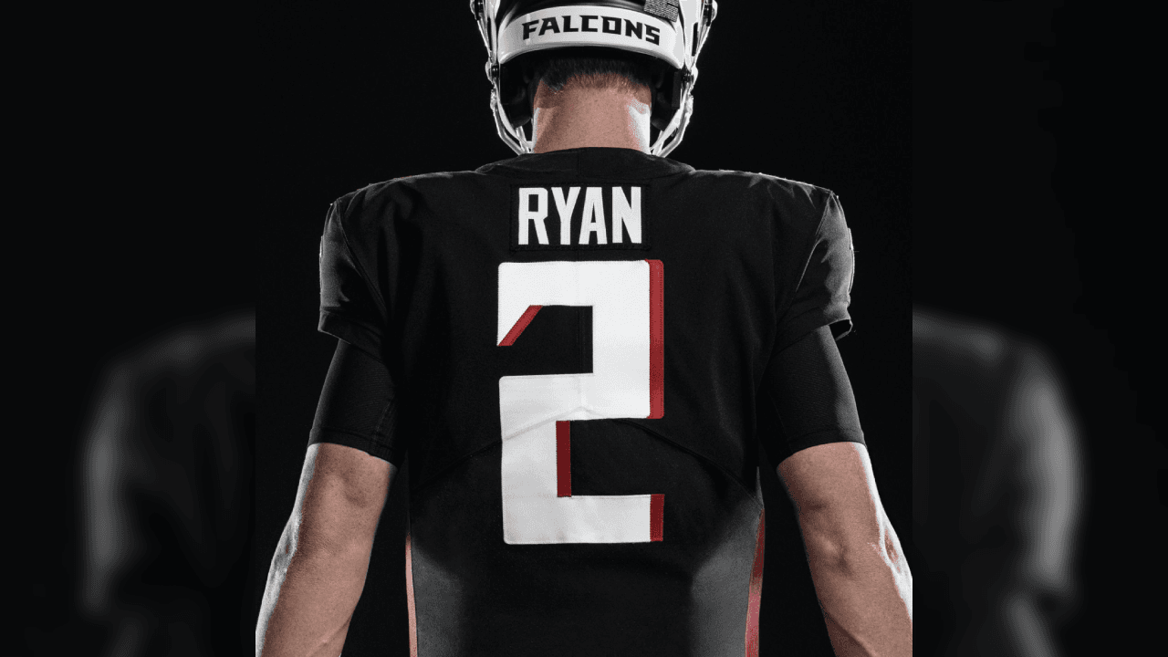 ¡Los Falcons presentan su nueva indumentaria! Con una gran variación en sus uniformes donde se eliminaron líneas en los hombros ahora predominan las tonalidades a un solo color. Así se prepara el equipo de Matt Ryan en la búsqueda de instalarse en otro Super Bowl.